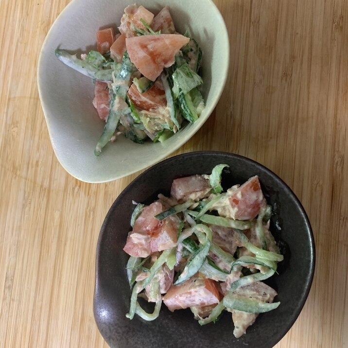 セロリの葉ときゅうりとトマトのツナサラダ